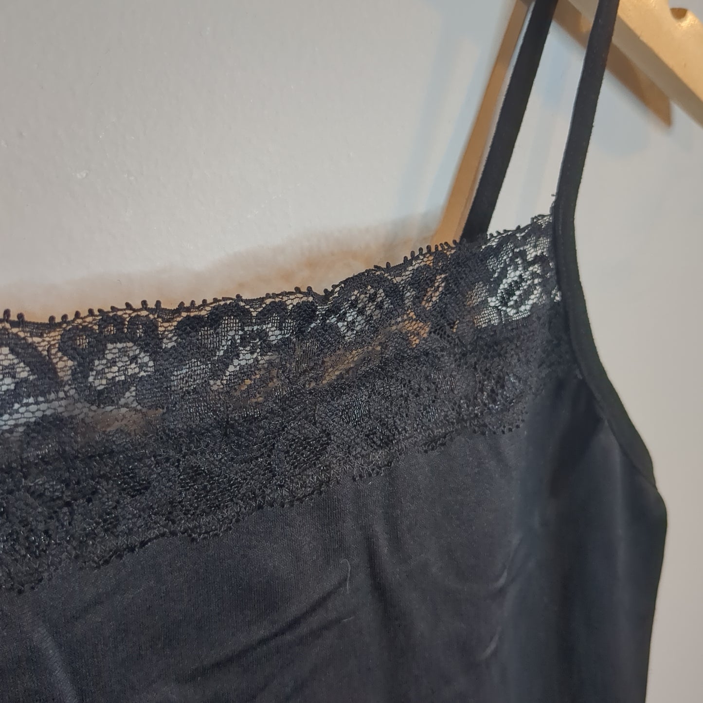 Lace trim strappy ultra stretch cami, Black