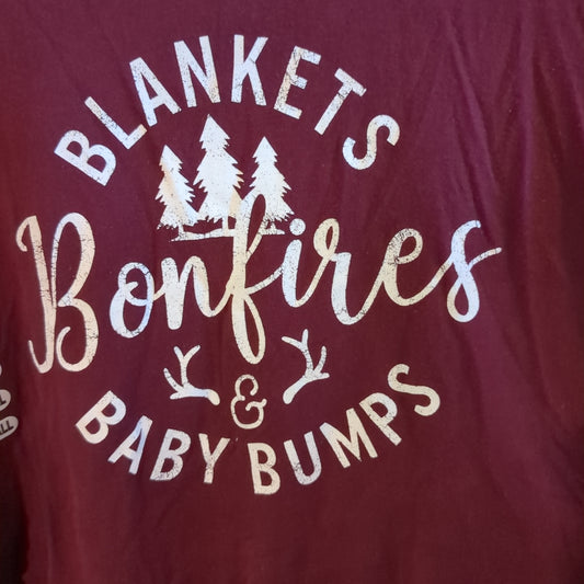 'Blankets bonfires & baby bumps' graphic SS tee, Maroon