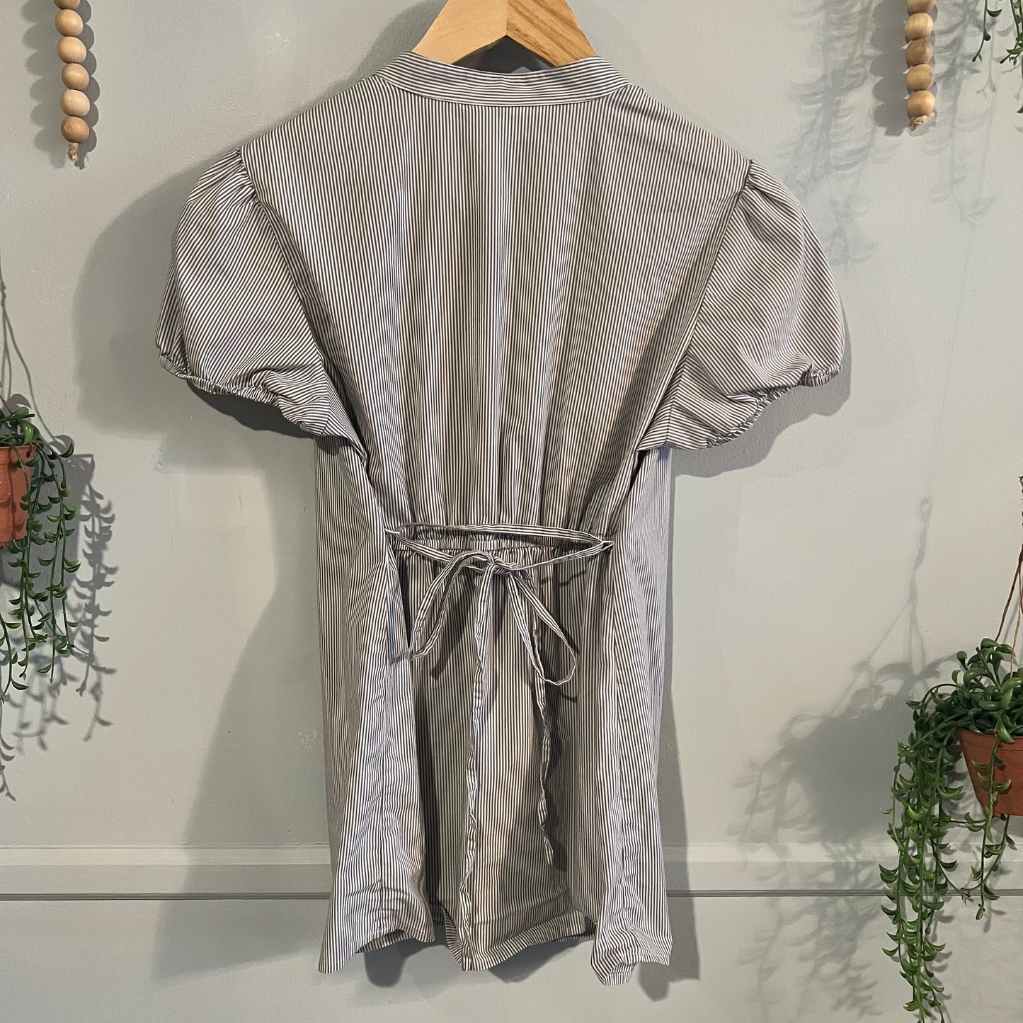 Puff sleeve v neck ruffled SS blouse, Grey stripes