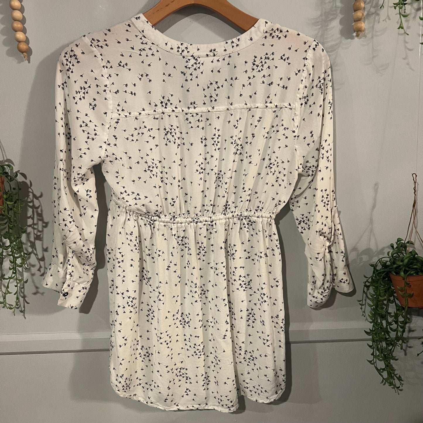 Cinched waist quarter button LS blouse, White florals