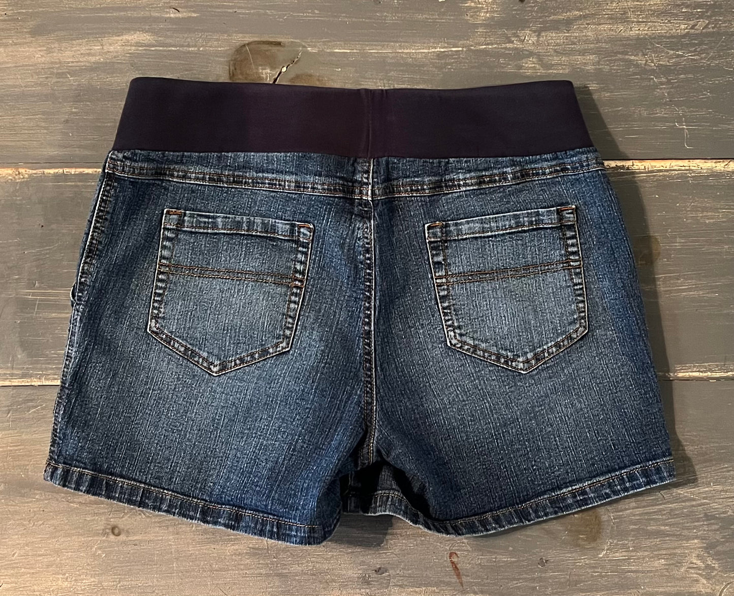 Under-belly panel 3.5" denim shorts, Medium wash