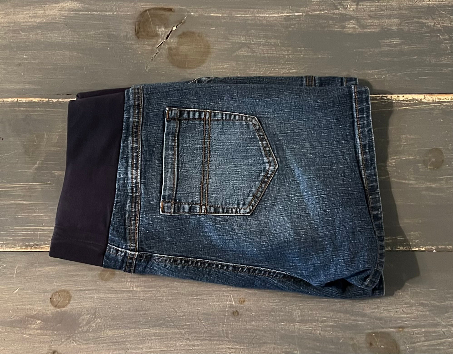 Under-belly panel 3.5" denim shorts, Medium wash