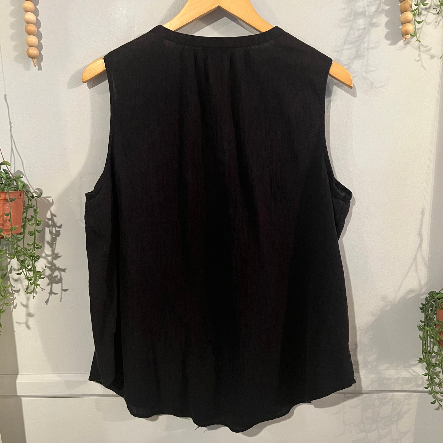 Boxy split v-neck lightweight tank, Black