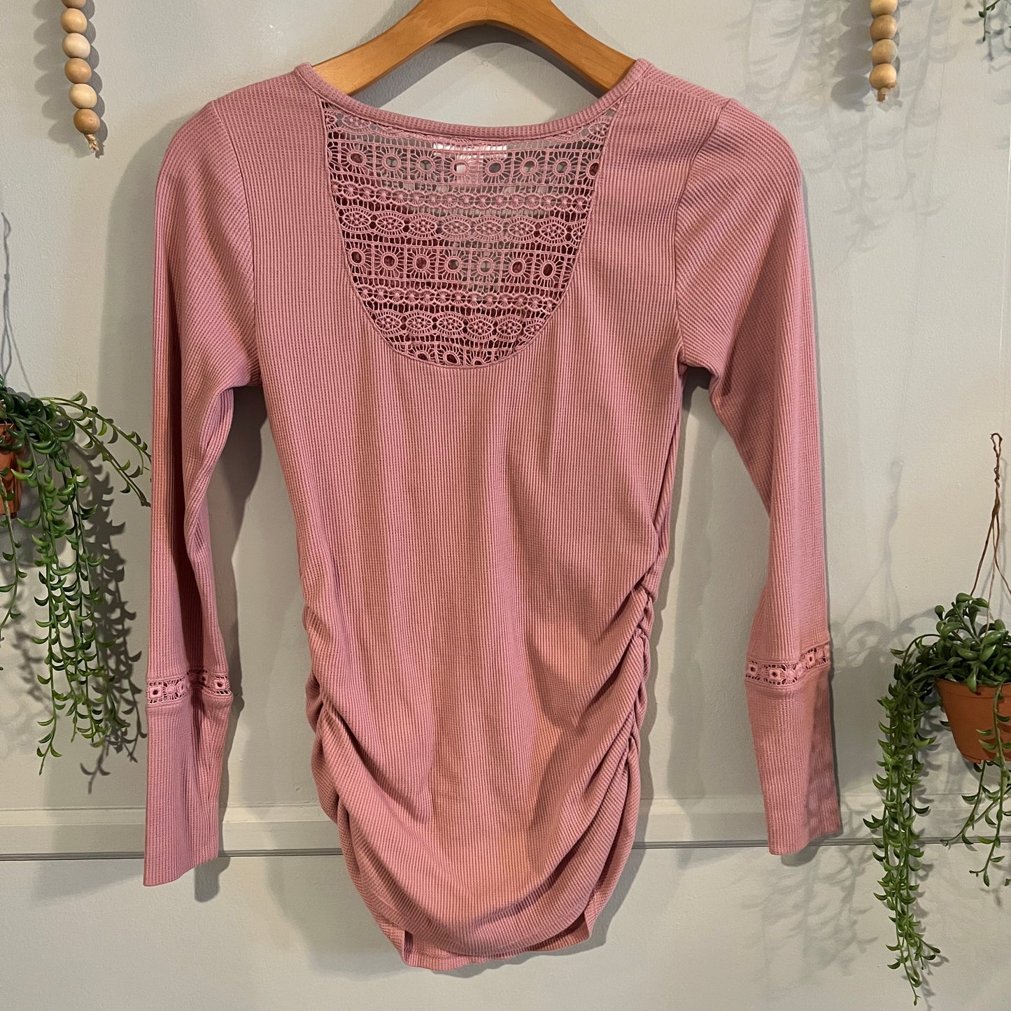 Crochet accent v-neck LS tee, Blush