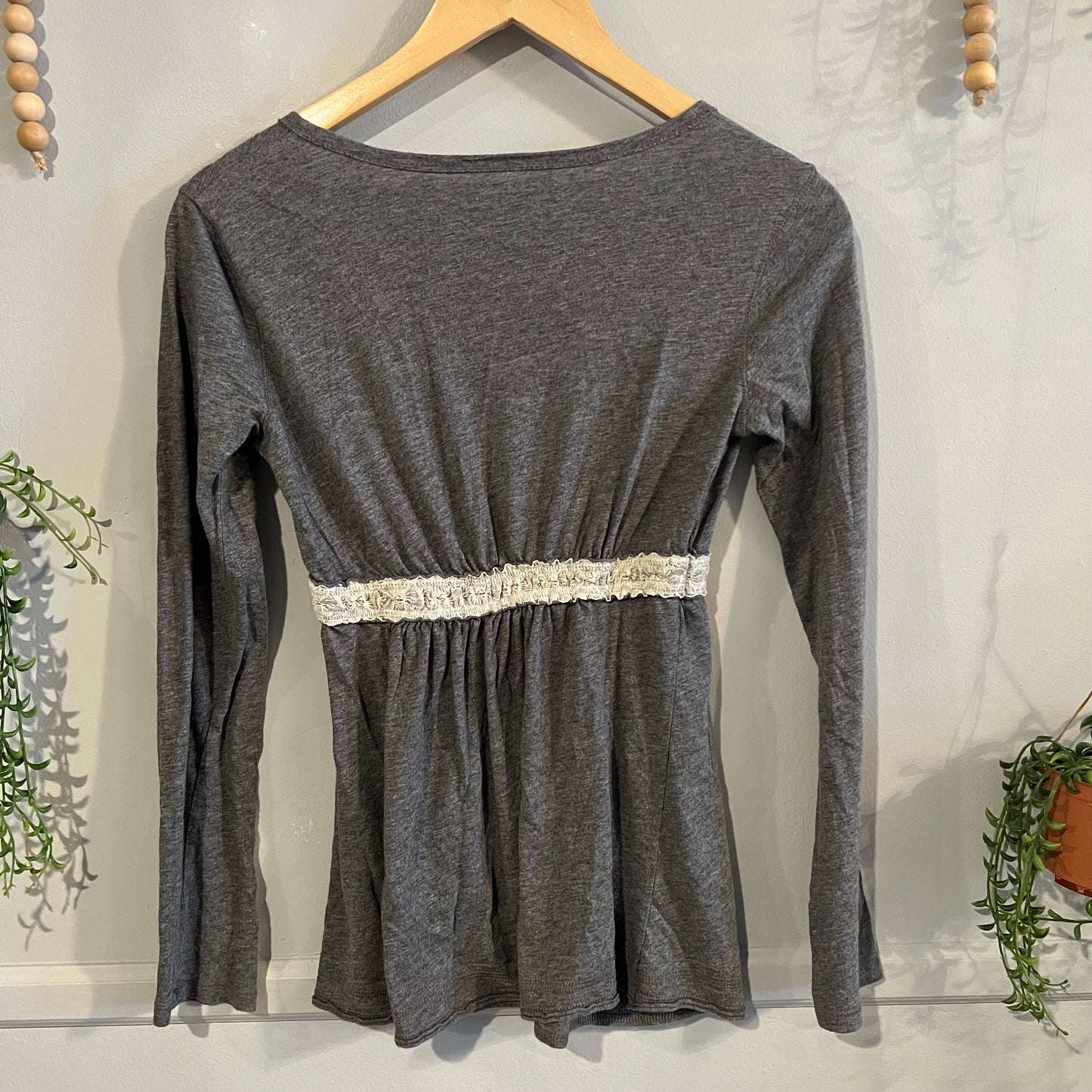 Lace accent buttoned v-neck tee, Grey