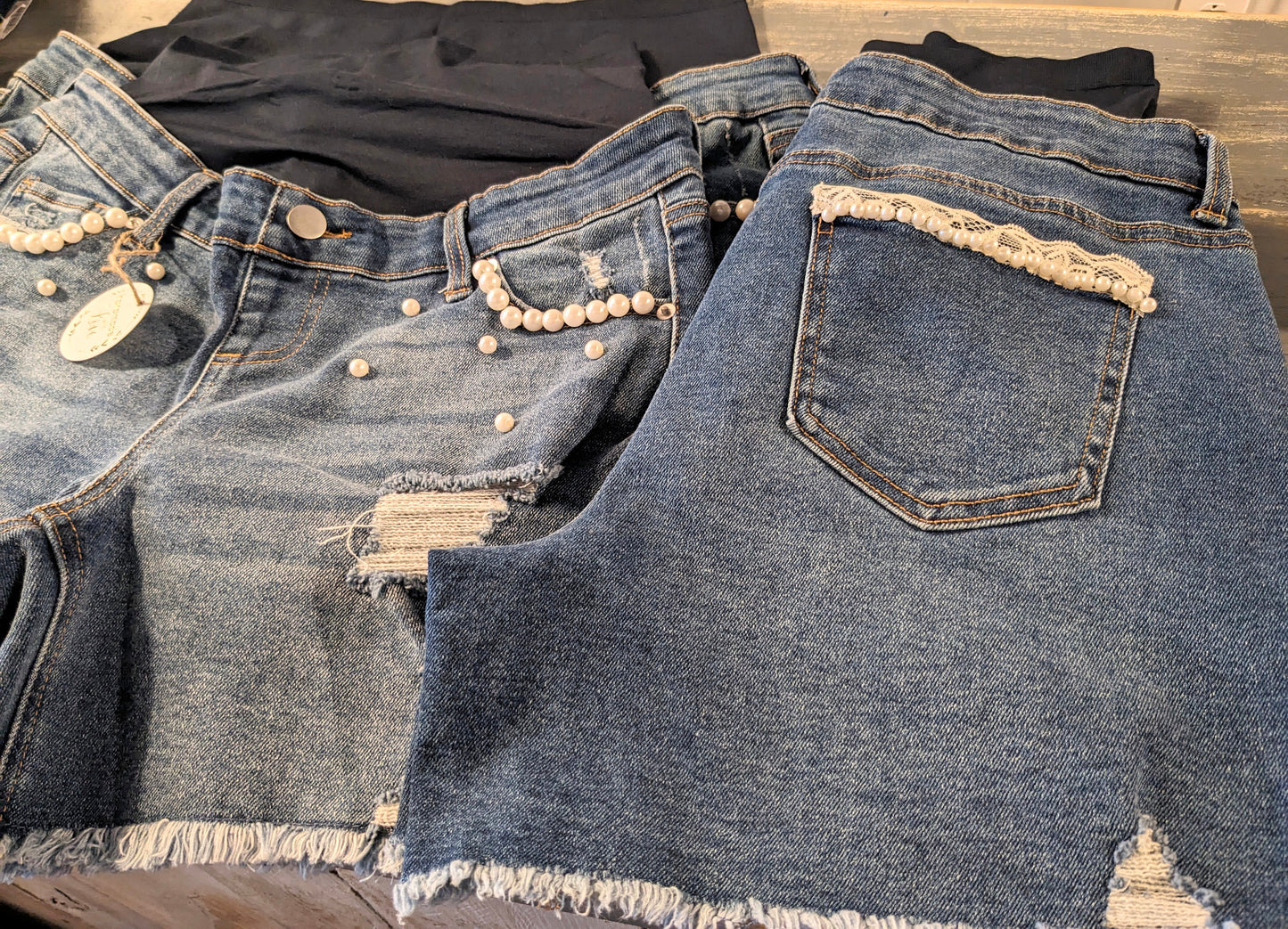 Pearls embellished full panel 4.5" denim shorts, Medium wash *brand new*
