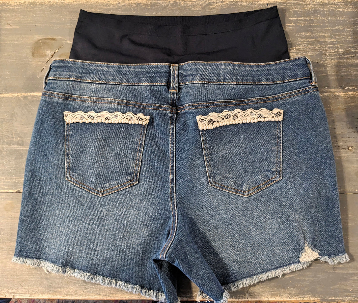 Pearls embellished full panel 4.5" denim shorts, Medium wash *brand new*