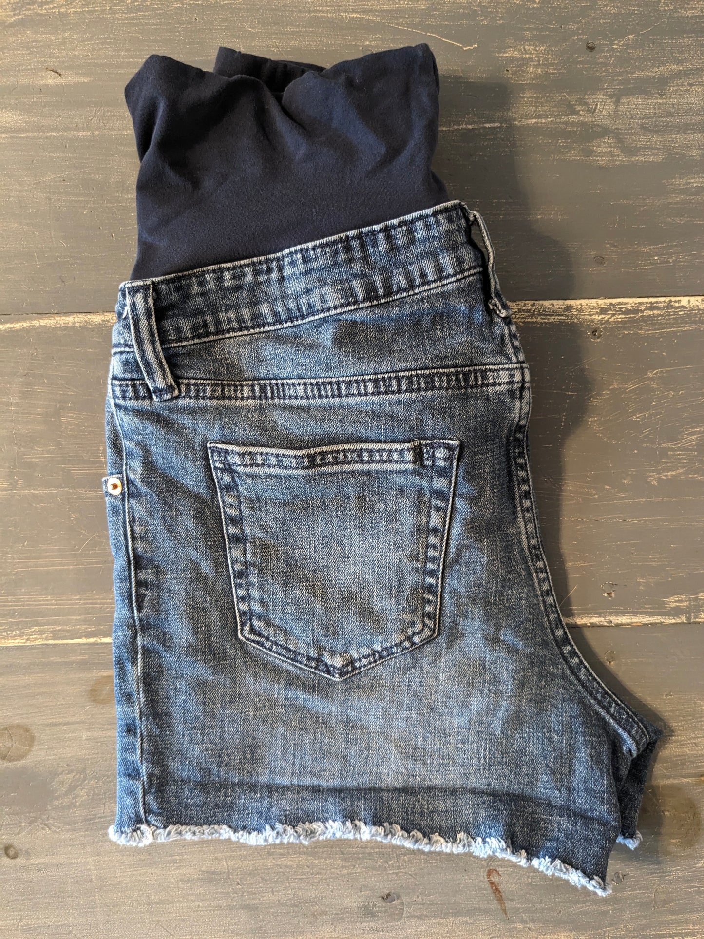Full panel 3.5" fringe hem denim shorts, Medium wash