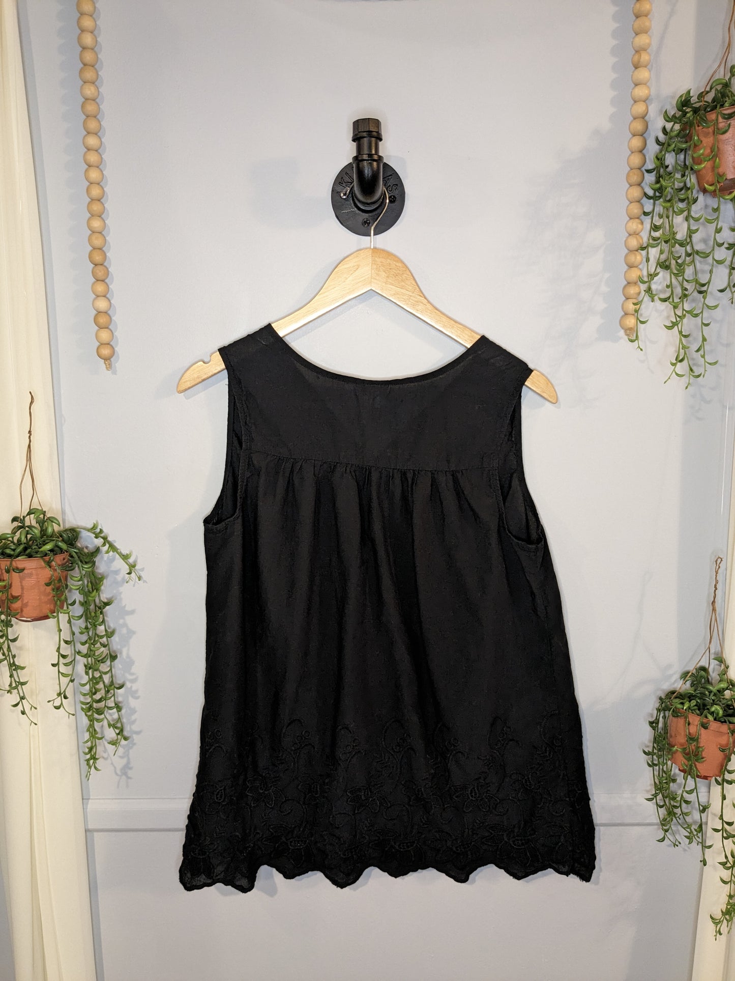 Textured floral scalloped hem boxy tank, Black