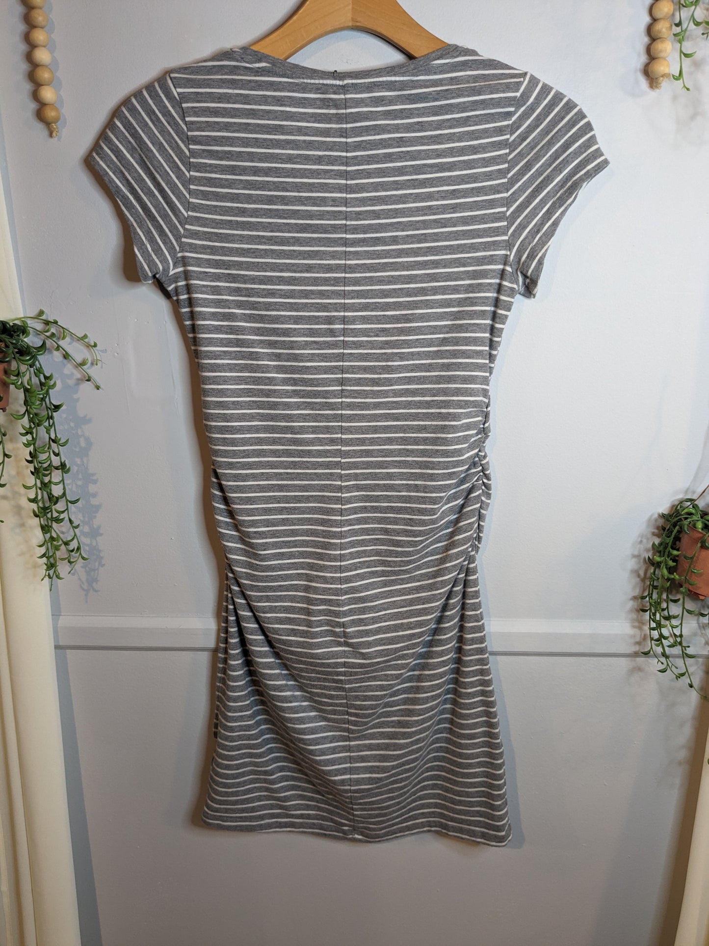 Fitted scoop neck SS mini dress, Grey stripes