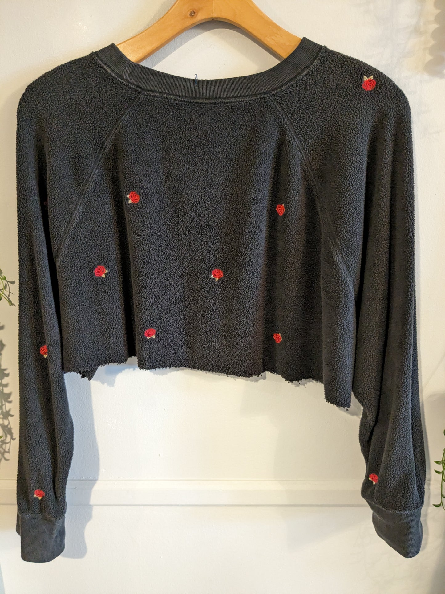 Roses cropped LS sweatshirt, Black