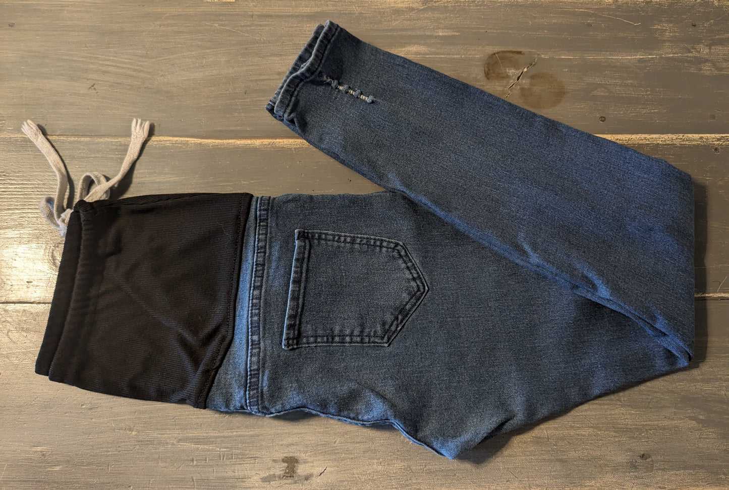 Full panel distressed 30" skinny jeans, Dark wash