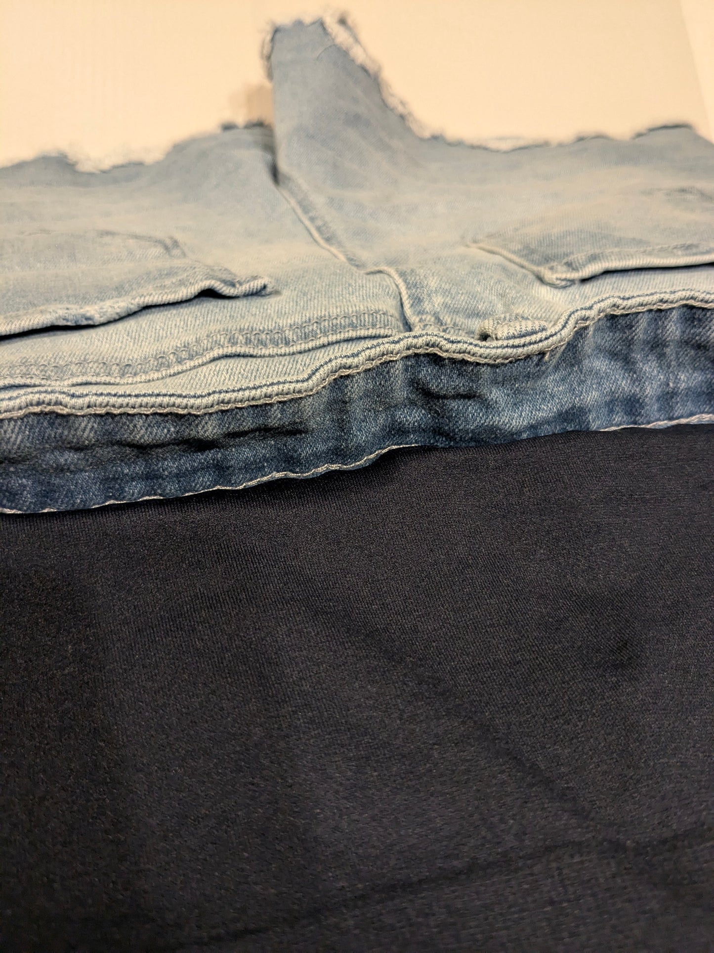 True full panel 4" distressed fringe hem denim shorts w/pockets, Light wash