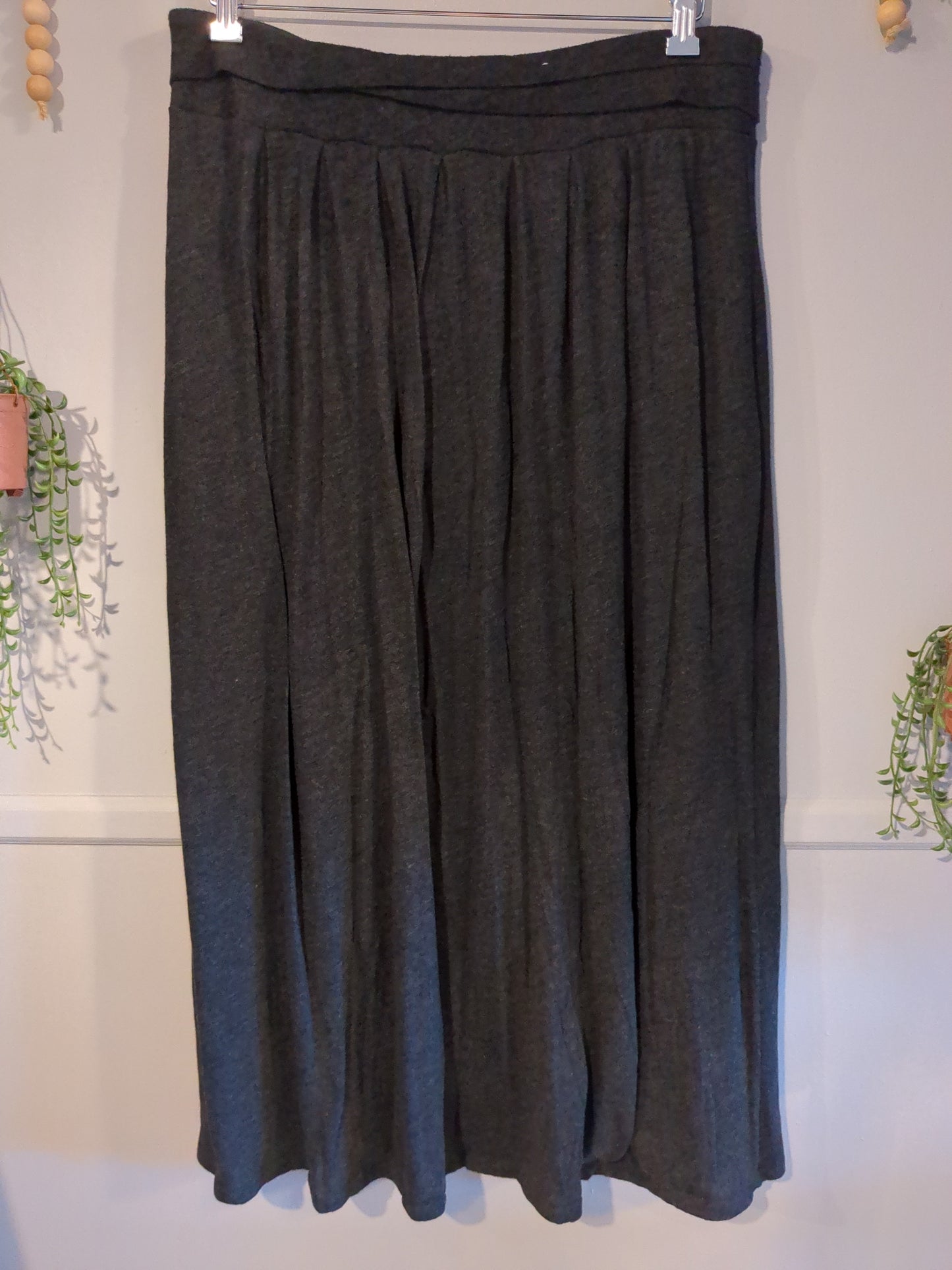 High-waisted pleated flowy maxi skirt, Charcoal