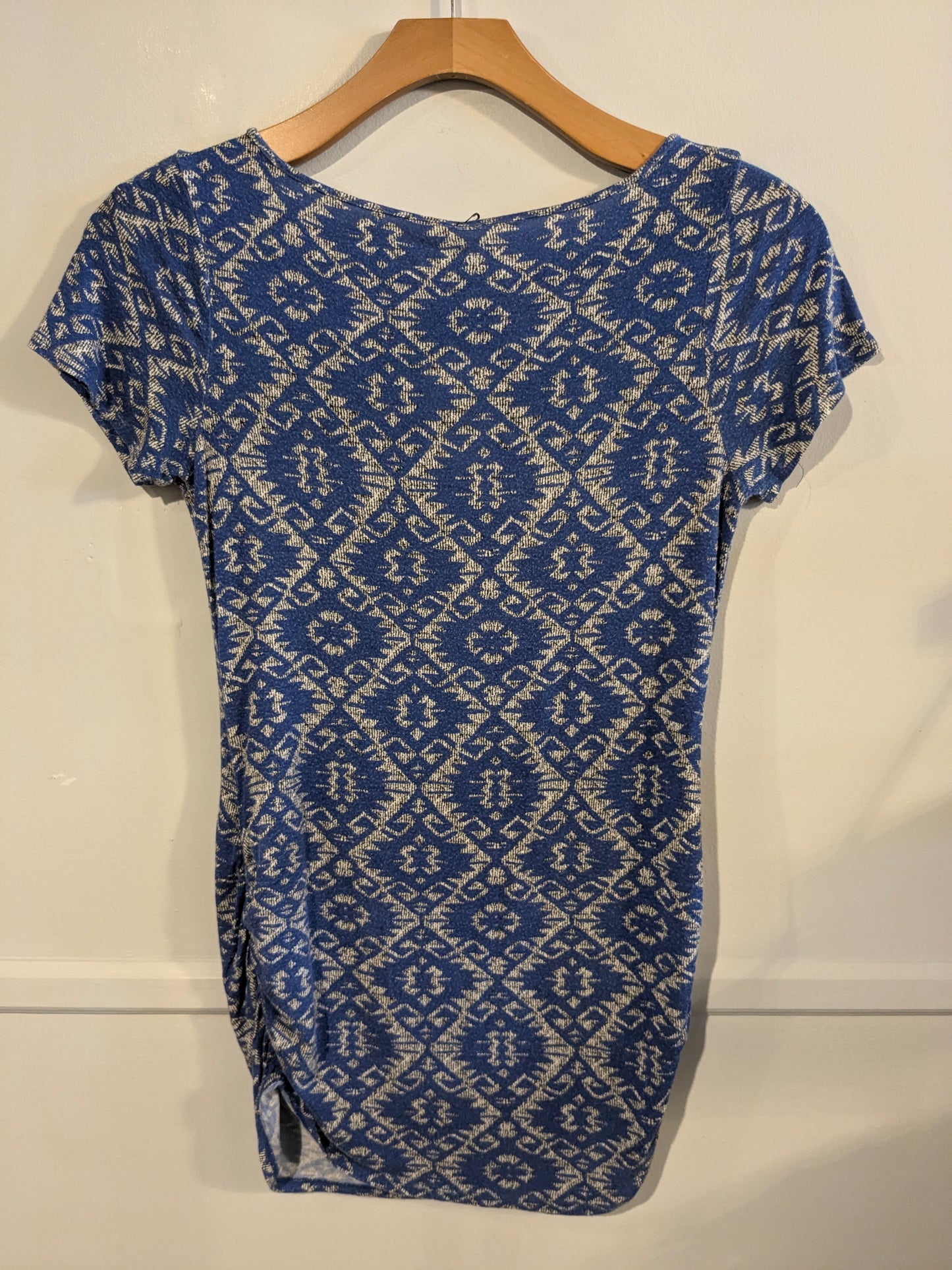 Essential fitted round neck SS tee, Blue geometric
