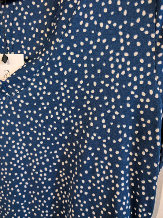 Essential fitted extra soft SS v-neck tee, Blue dots