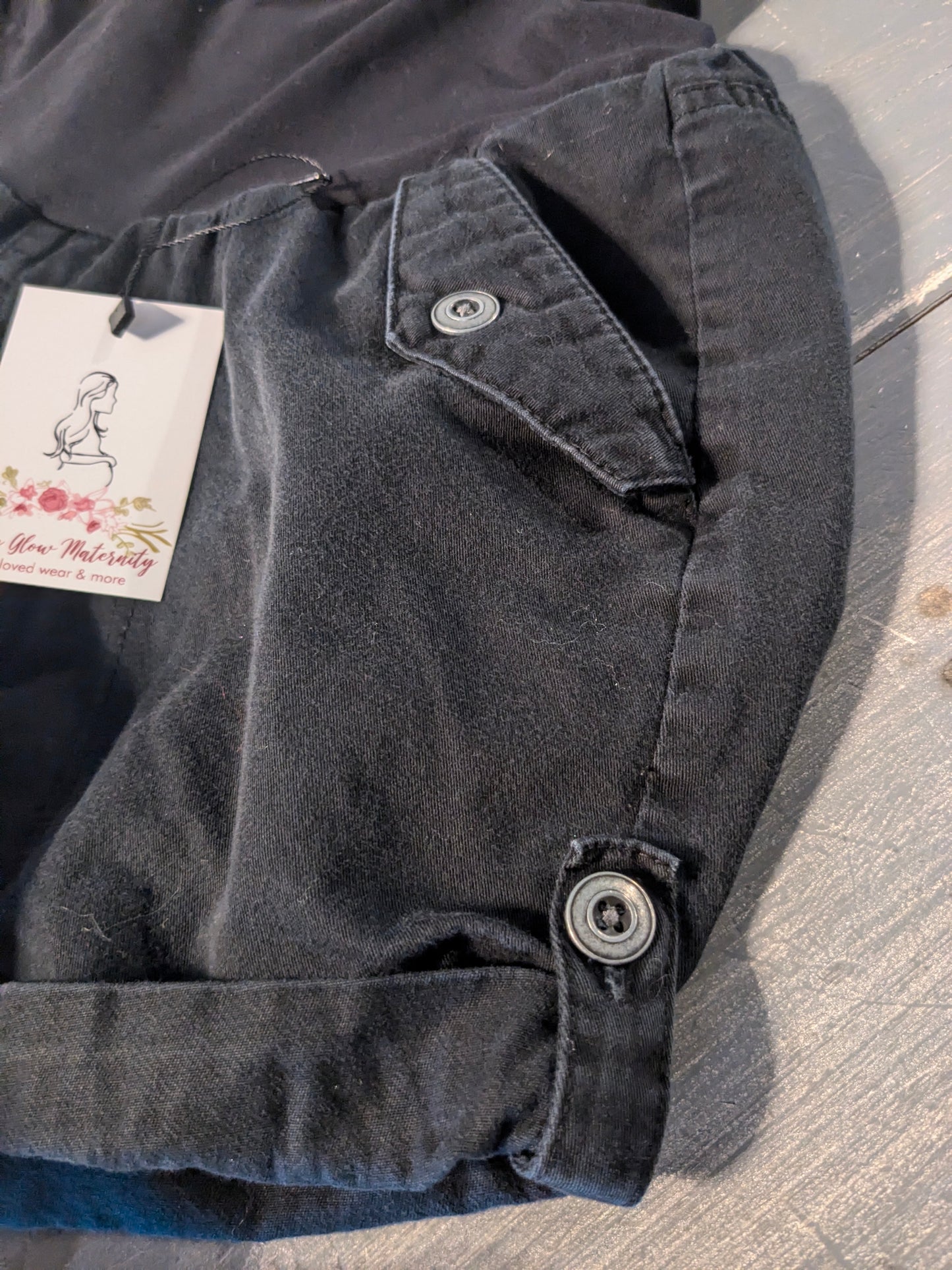 Full panel 4.5” cuffed casual shorts, Black