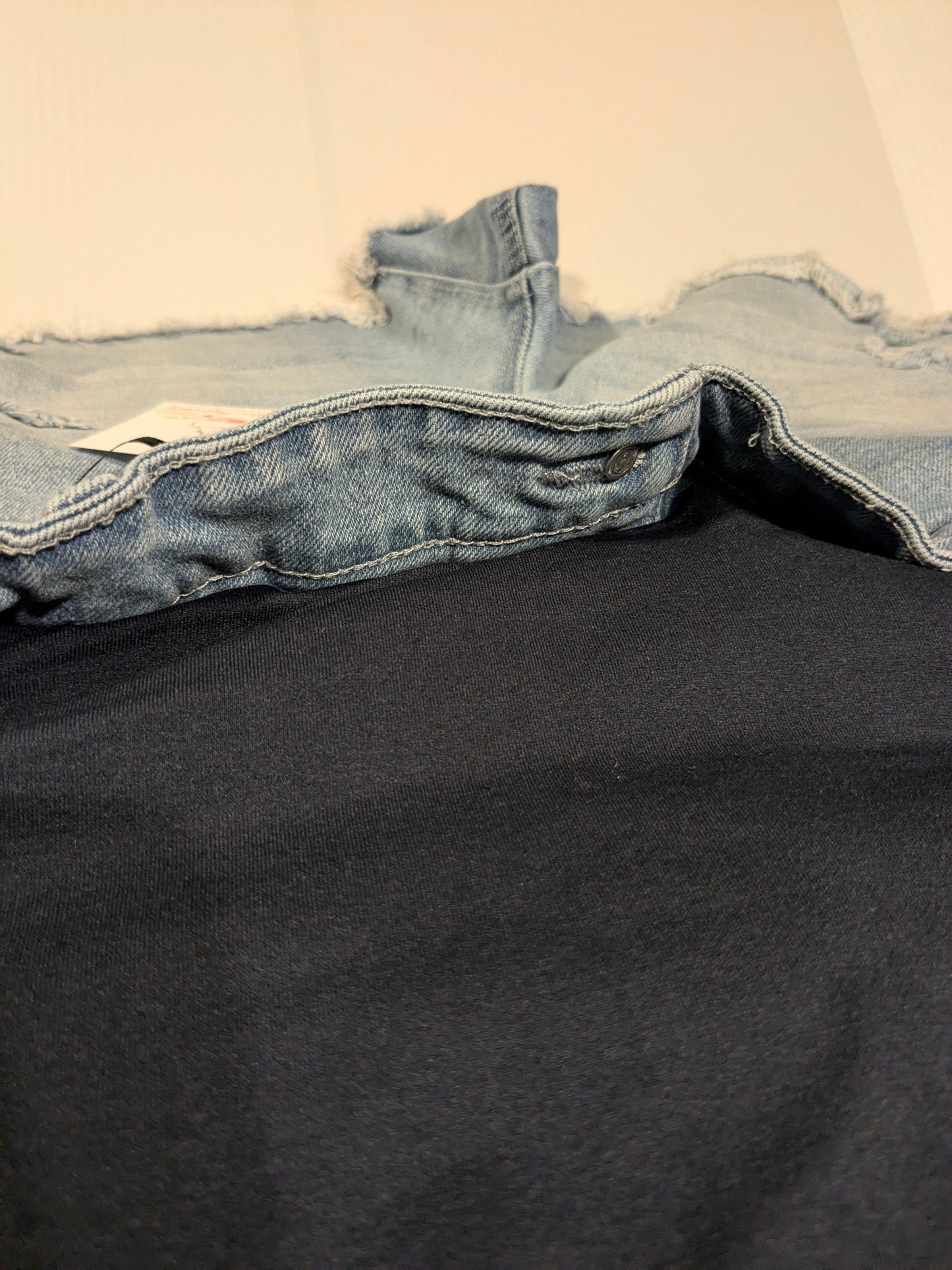 True full panel 4" distressed fringe hem denim shorts w/pockets, Light wash