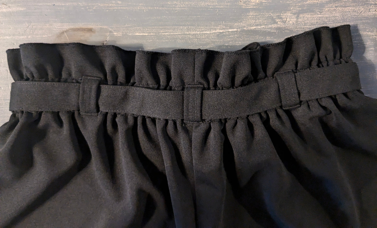 Stretchy high-waist belted 2.5" flowy shorts, Black