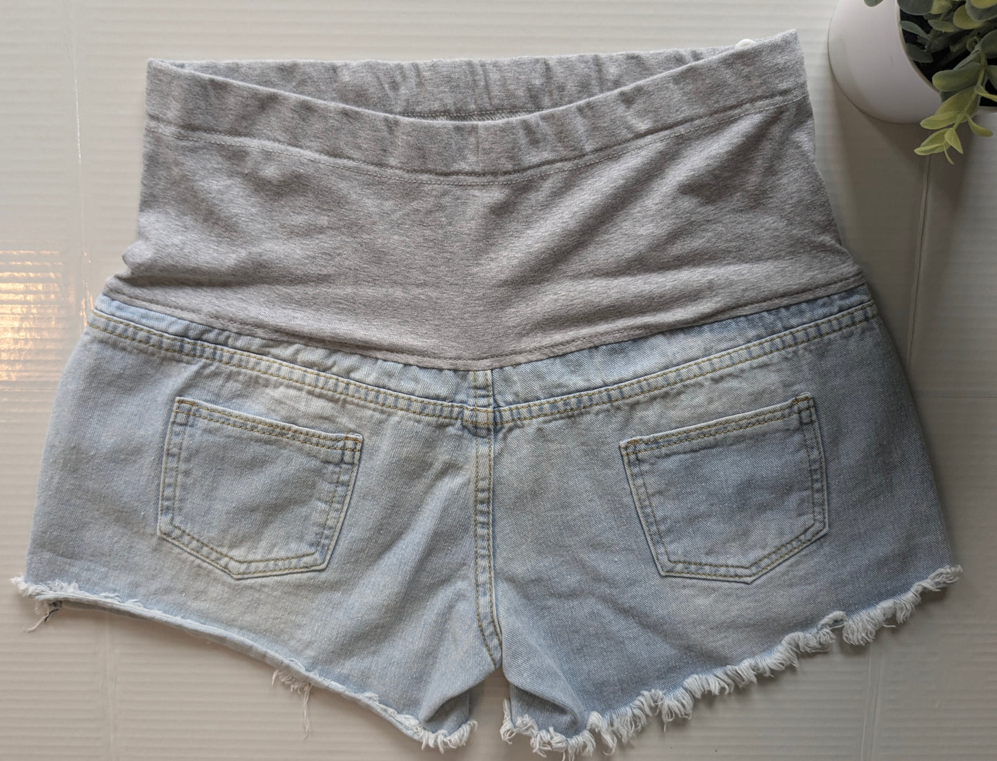 Adjustable full panel 3.5" raw hem denim shorts, Multi wash