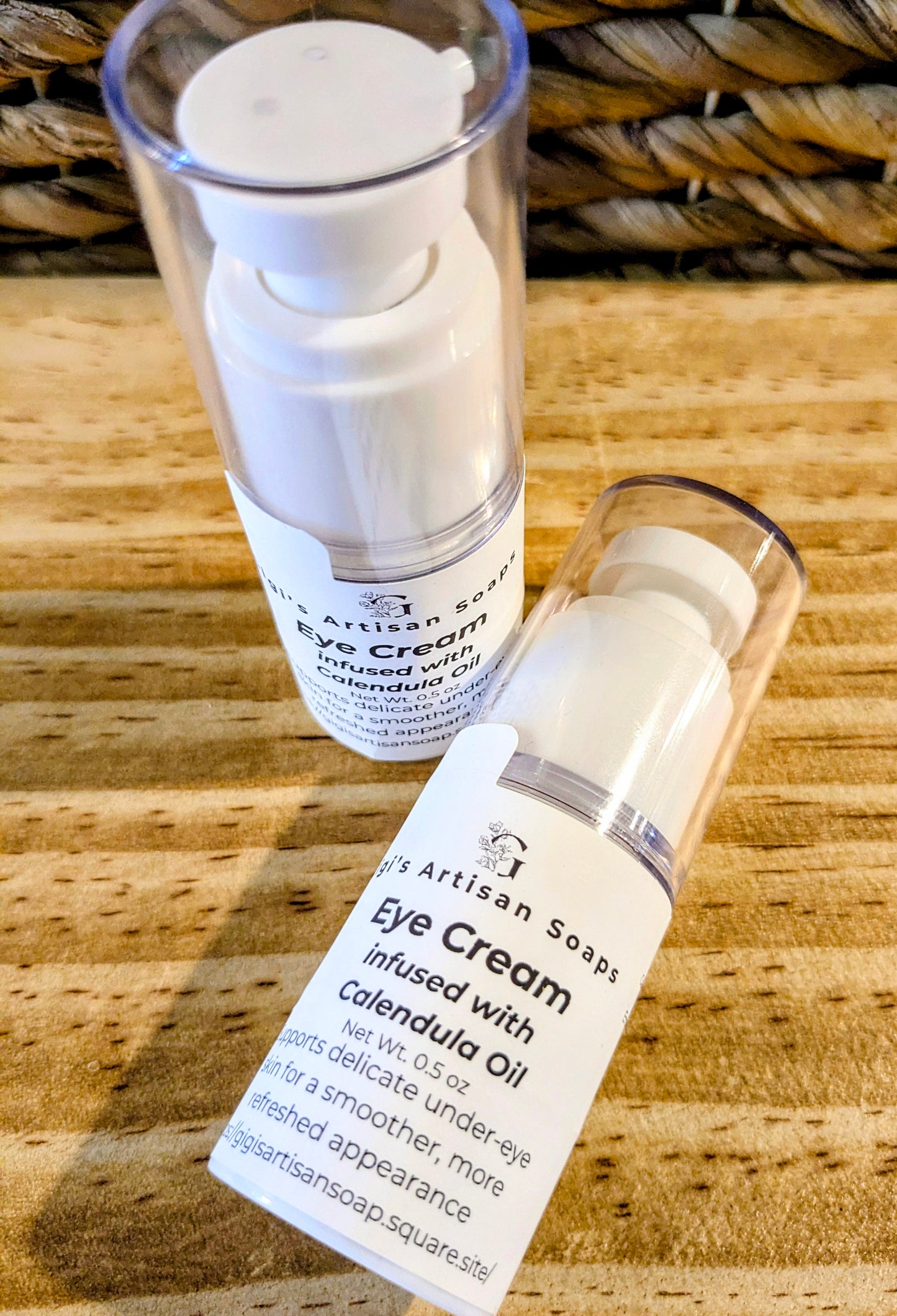 All-natural eye cream inf. w/ calendula oil