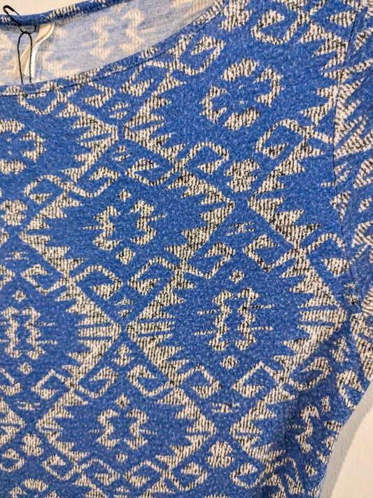 Essential fitted round neck SS tee, Blue geometric