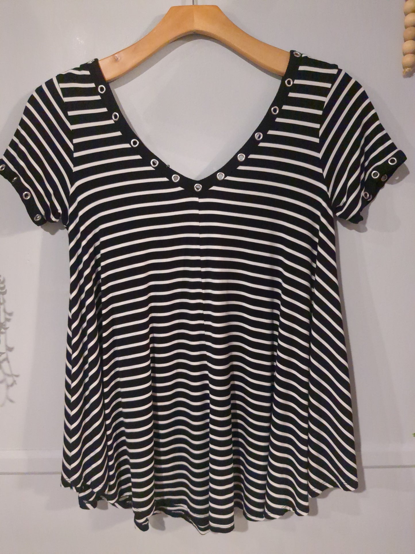 Grommets trim double v-neck SS tee, Black stripes