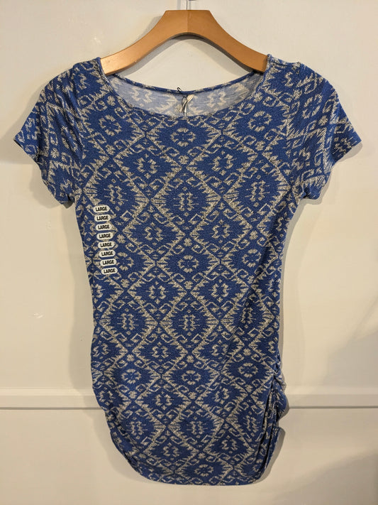 Essential fitted round neck SS tee, Blue geometric