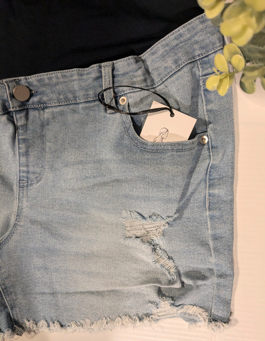 True full panel 4" distressed fringe hem denim shorts w/pockets, Light wash