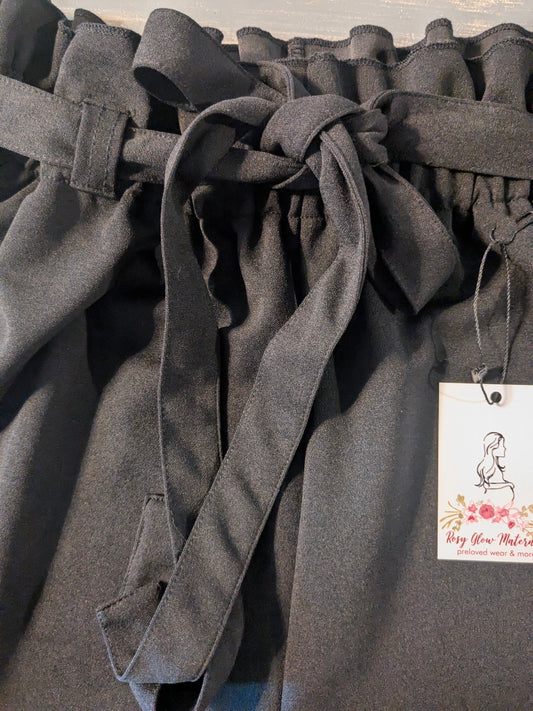 Stretchy high-waist belted 2.5" flowy shorts, Black