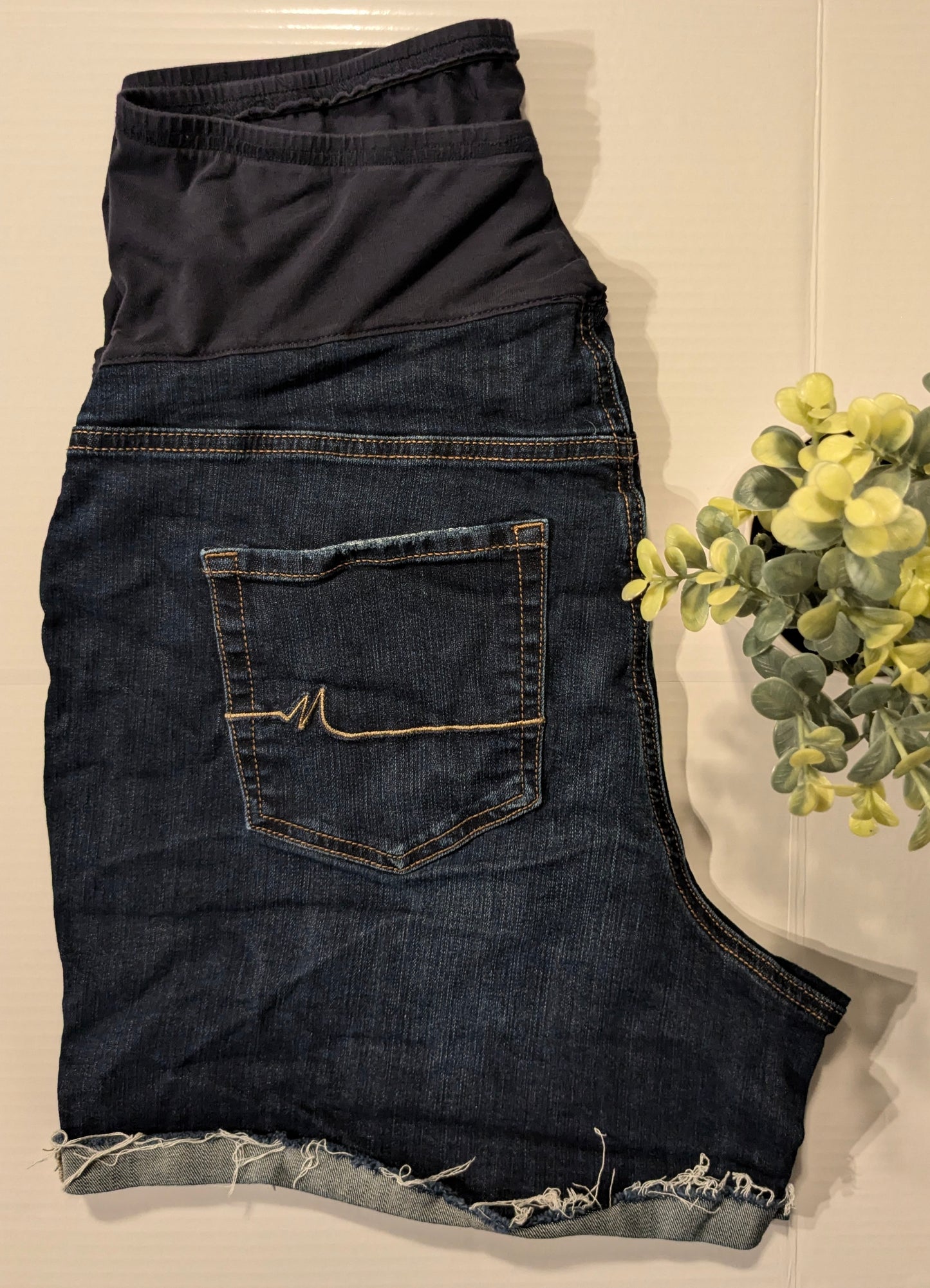 Full panel 4.5" raw cuffed hem denim shorts, Dark wash