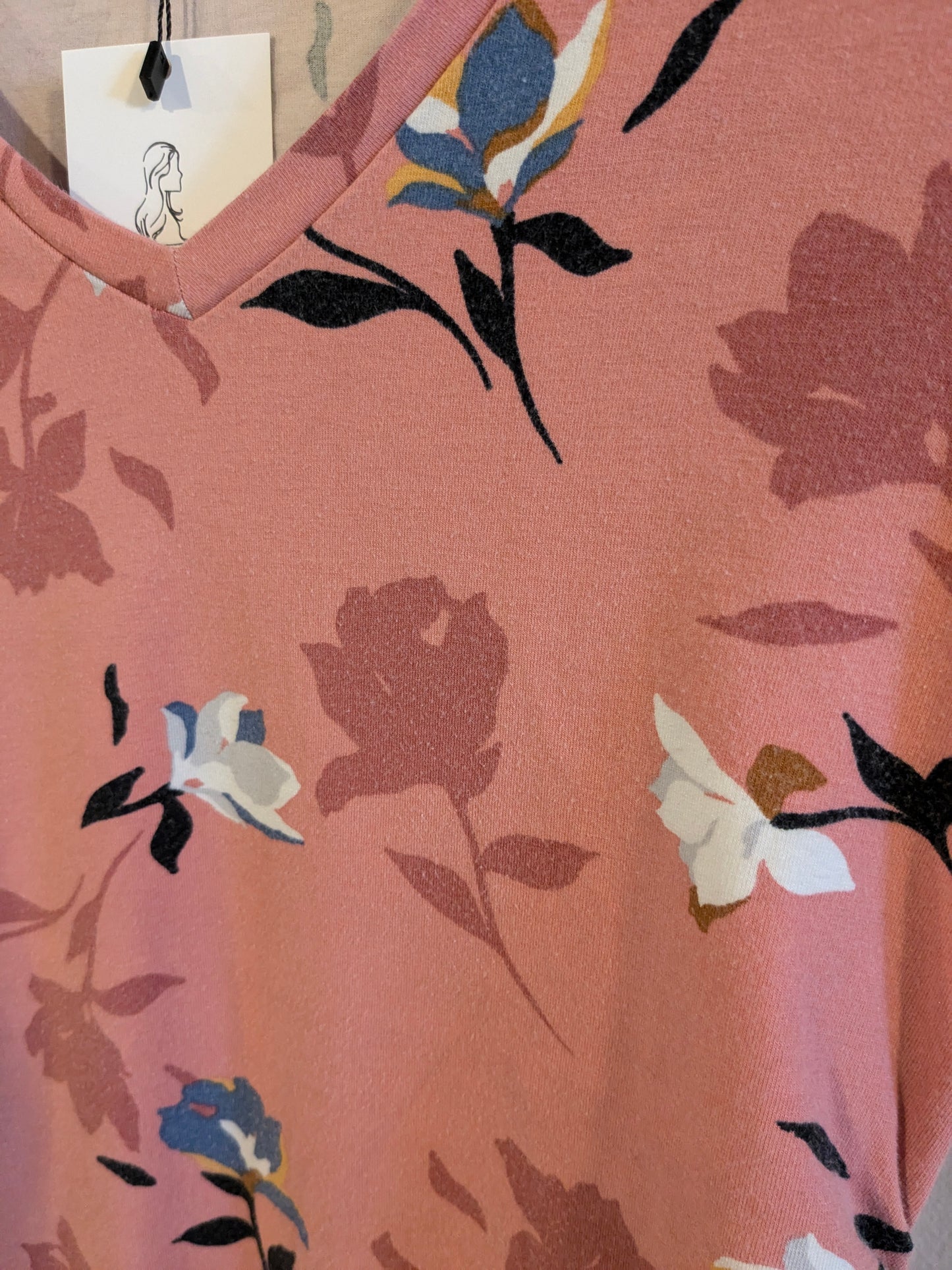 Essential fitted v-neck SS tee, Multi