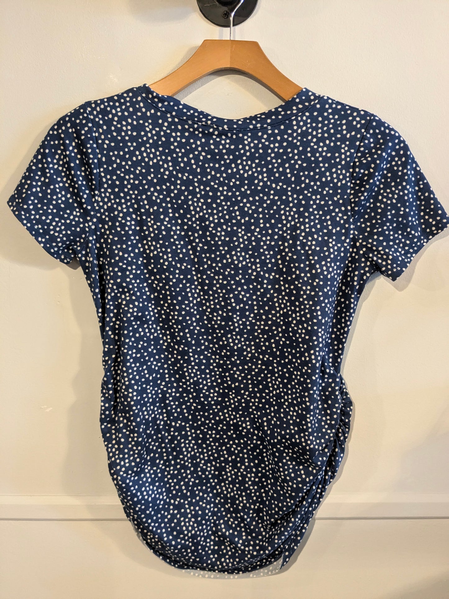 Essential fitted extra soft SS v-neck tee, Blue dots