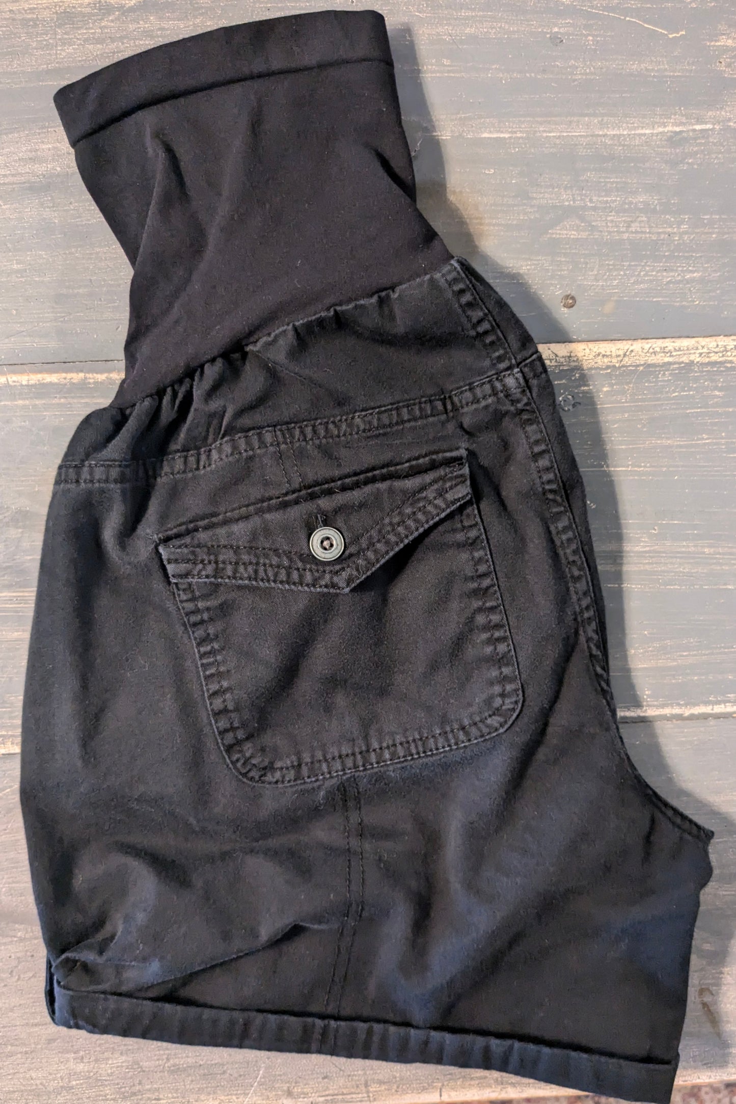 Full panel 4.5” cuffed casual shorts, Black