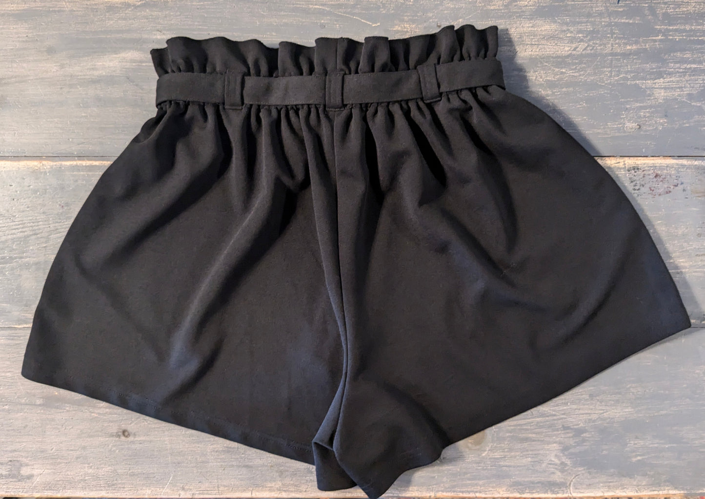 Stretchy high-waist belted 2.5" flowy shorts, Black