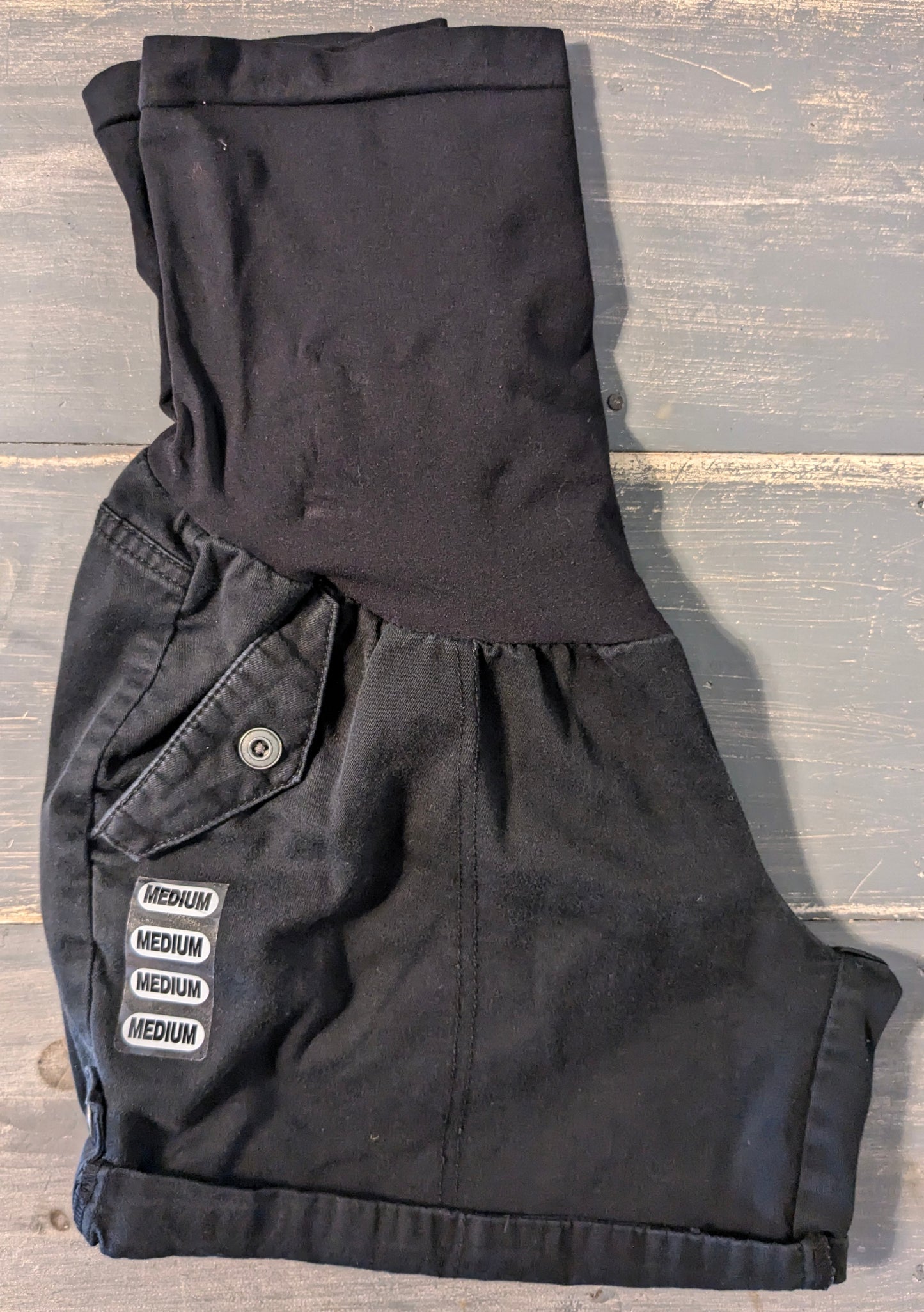 Full panel 4.5” cuffed casual shorts, Black