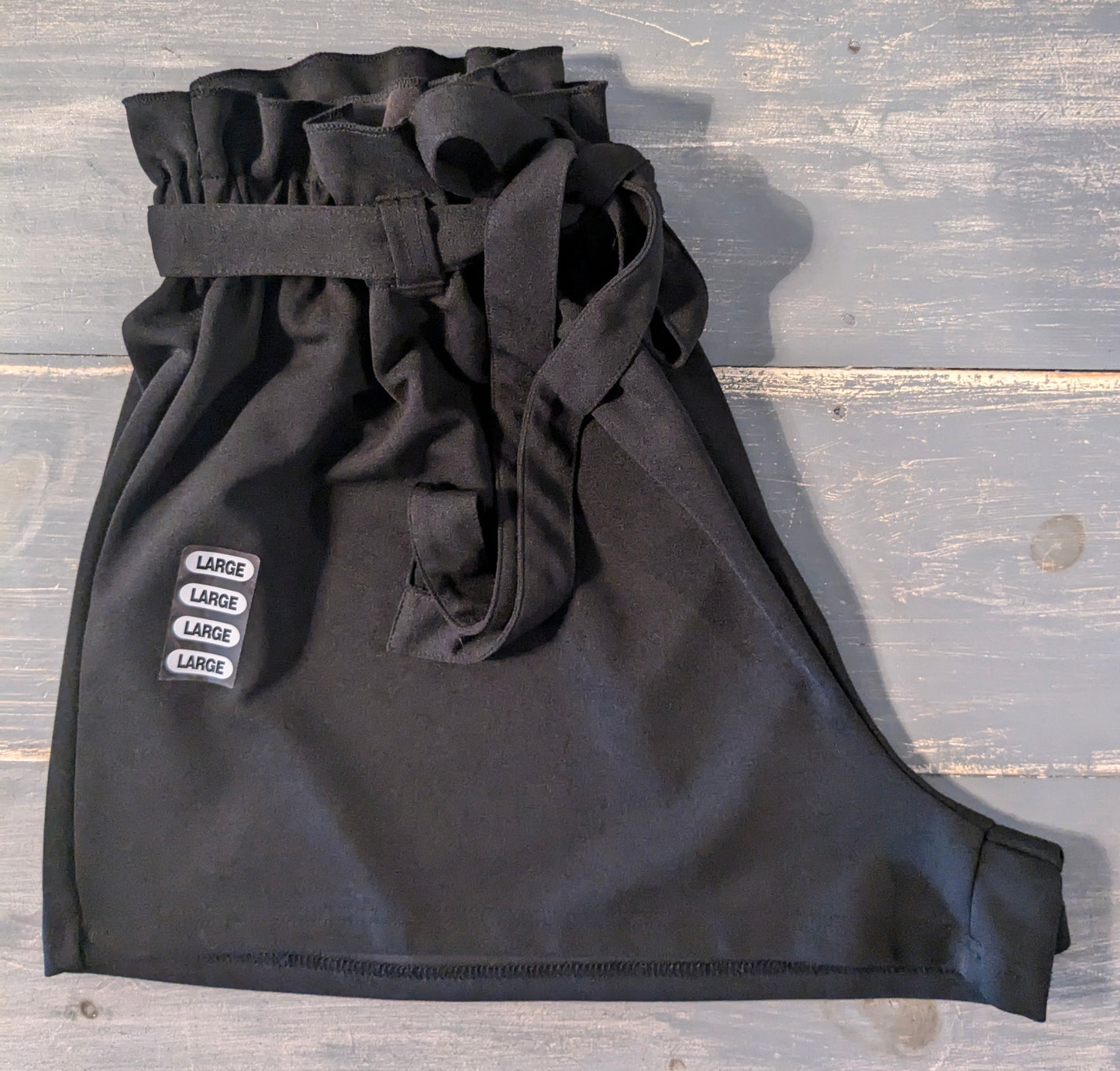 Stretchy high-waist belted 2.5" flowy shorts, Black