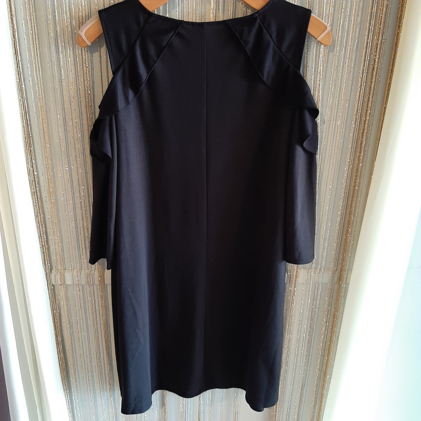 Cold-shoulder ruffles shift dress, Black