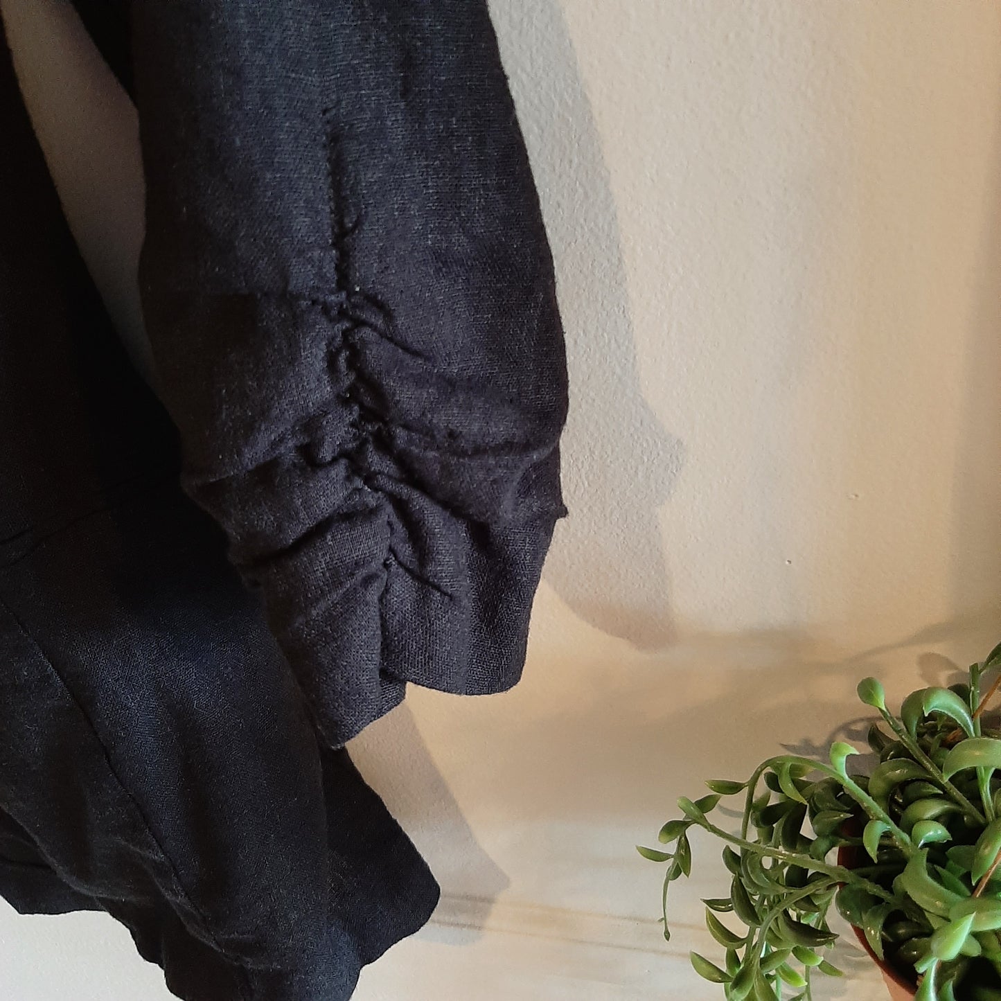 Fitted cinched sleeve linen jacket, Black