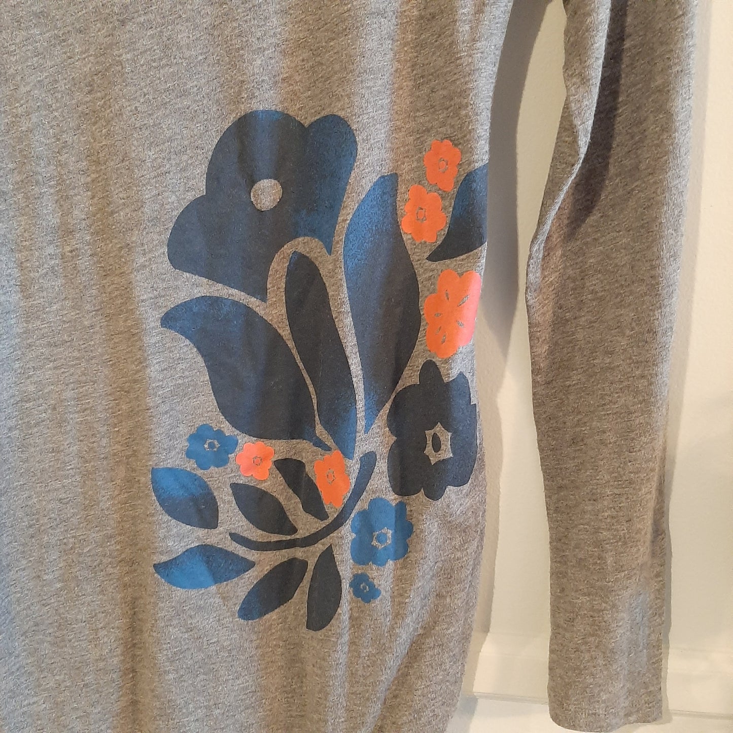 Essential fitted round neck LS tee, Grey