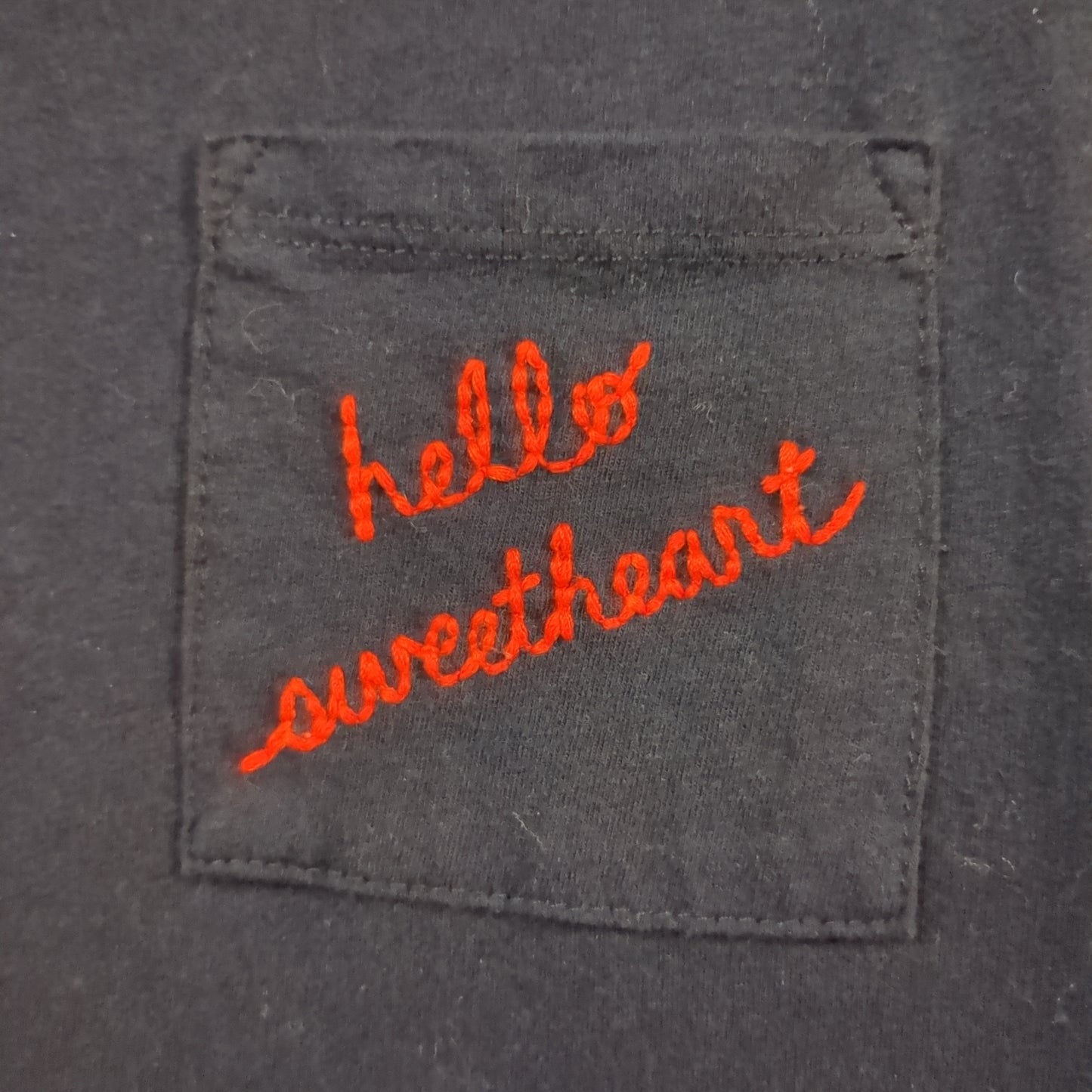 'hello sweetheart' embroidered relaxed fit graphic SS tee, Navy