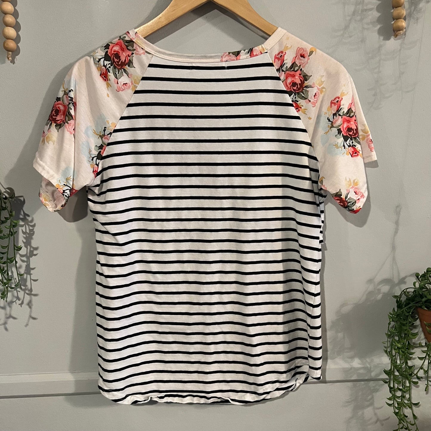 Straight panel floral accent SS tee, White stripes -NF