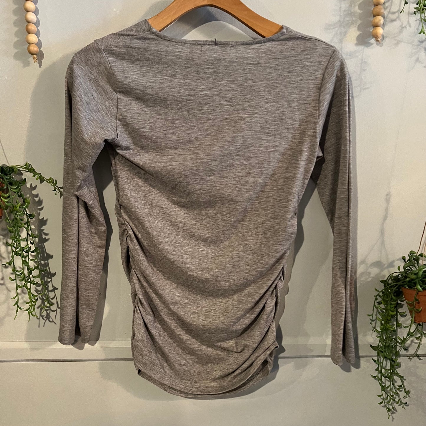 Fitted deep v-neck LS tee, Grey -NF