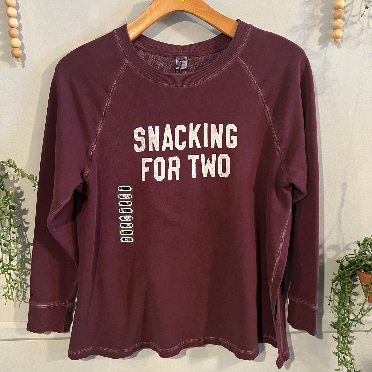 'Snacking for two' graphic sweatshirt, Mauve