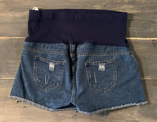 Adjustable full panel distressed 2.5" raw hem shorts, Medium wash
