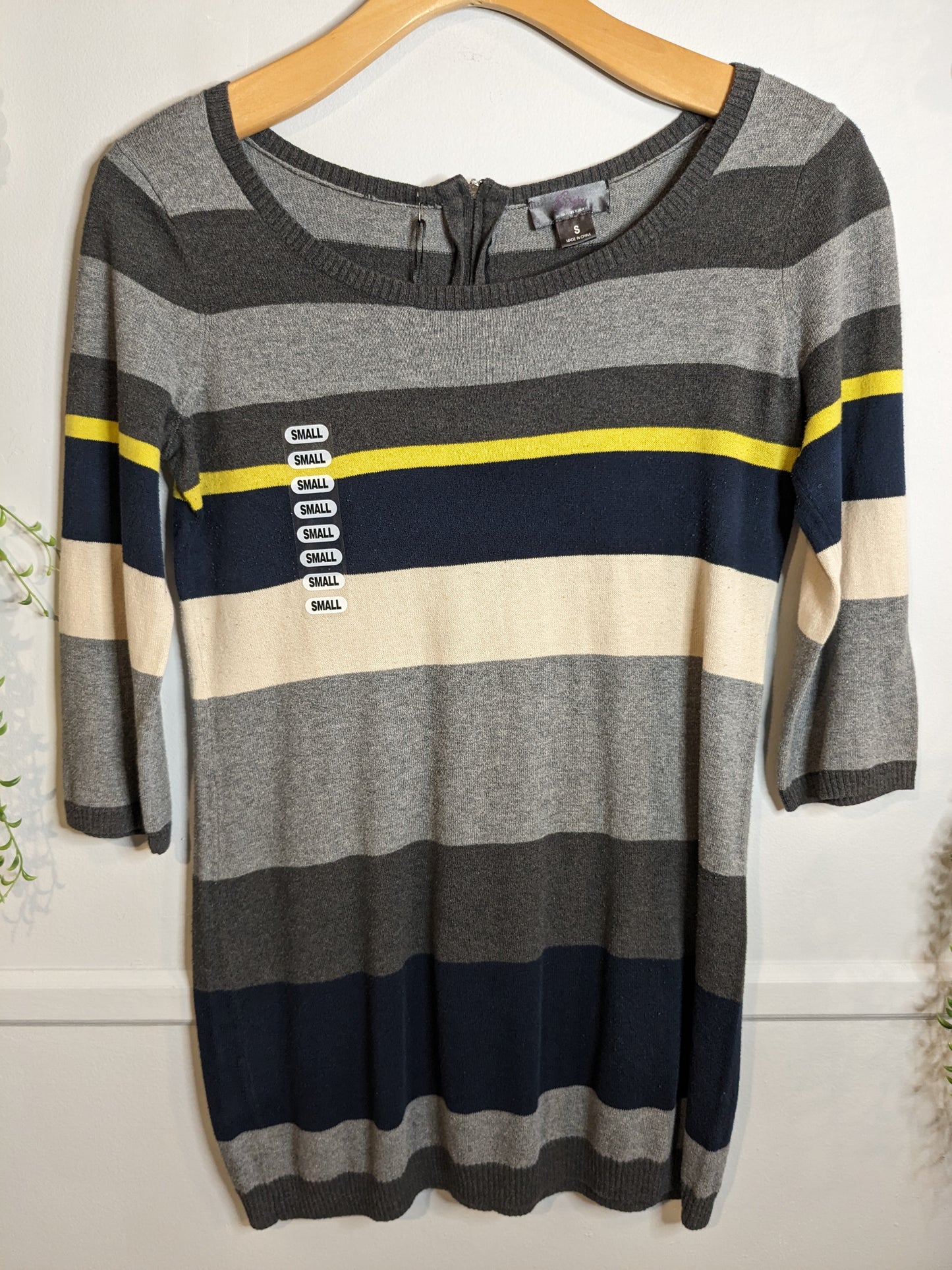 Rear zipper lightweight 3/4 sweater, Charcoal stripes