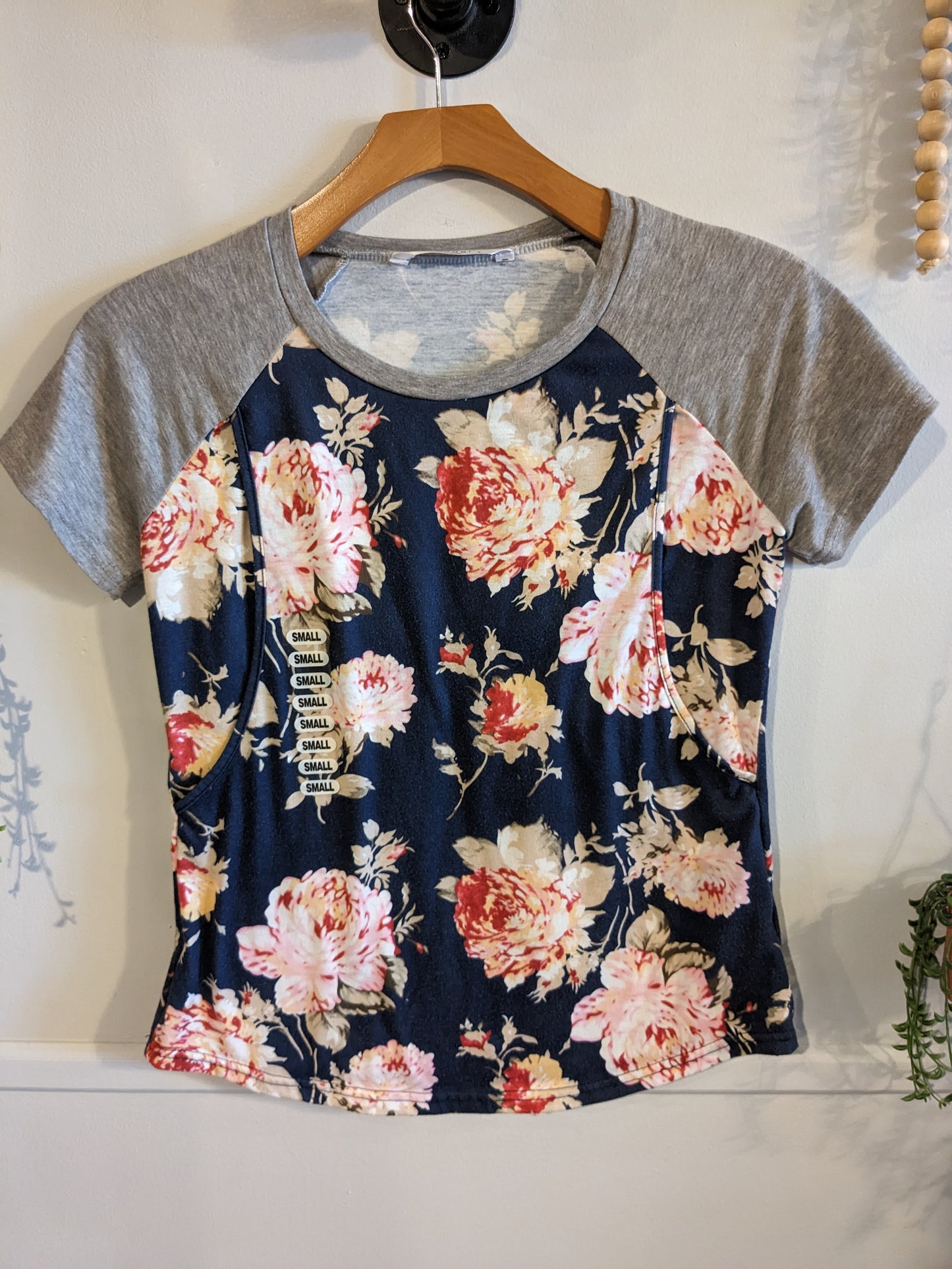 Side access nursing SS tee, Navy florals -NF