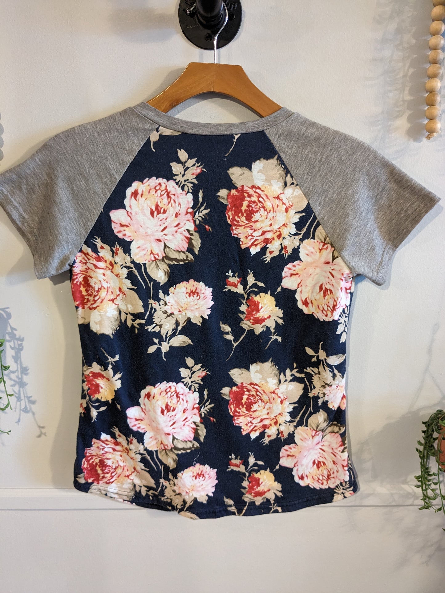 Side access nursing SS tee, Navy florals -NF