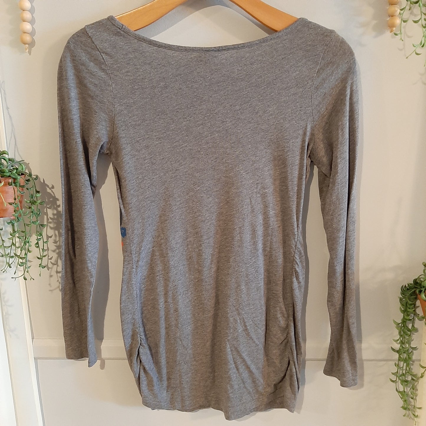 Essential fitted round neck LS tee, Grey