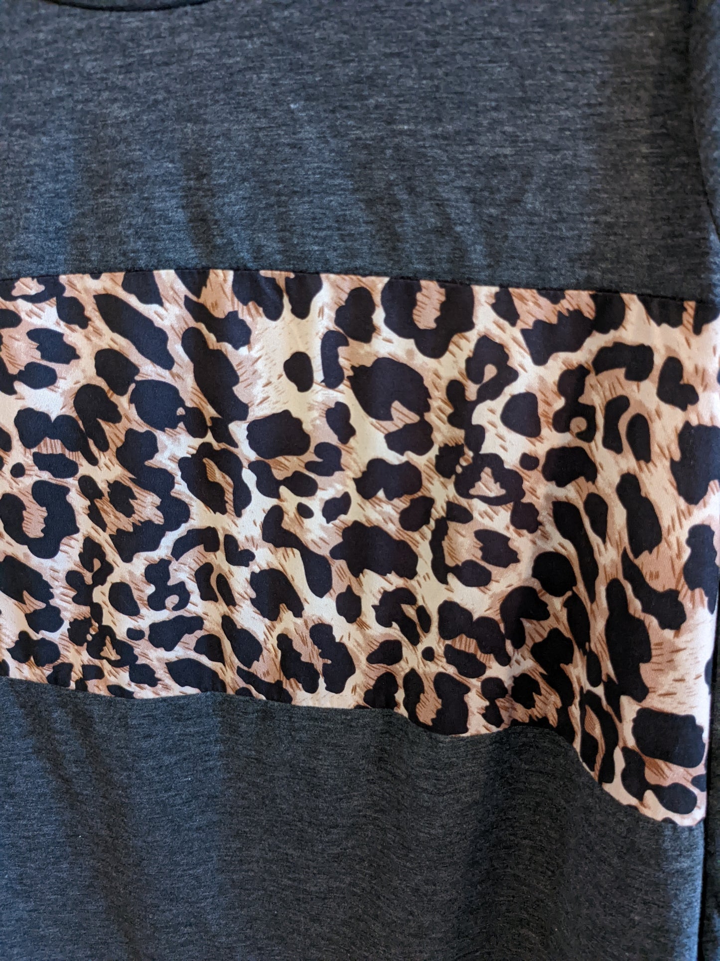 Boxy LS cropped tee, Charcoal leopard